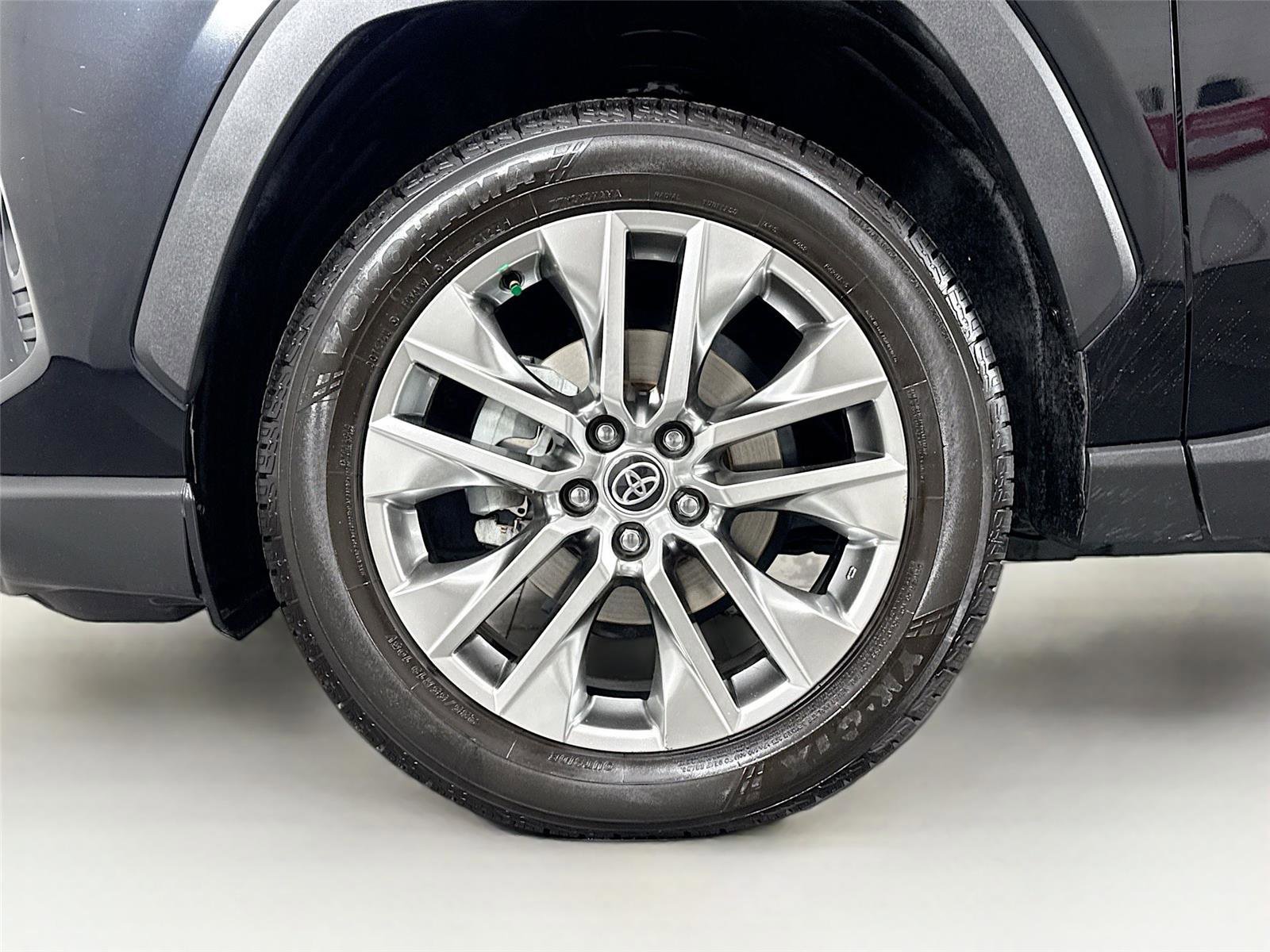 Used 2020 Toyota RAV4 XLE Premium FWD image 46