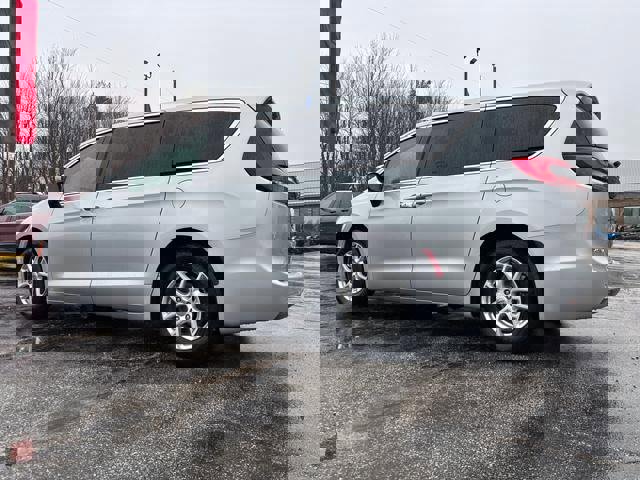 Used 2023 Chrysler Pacifica Touring-L image 5