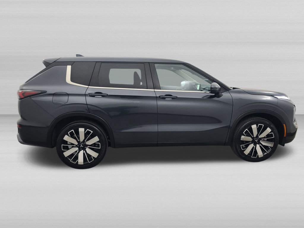 Used 2025 Mitsubishi Outlander SE AWD/4WD image 3