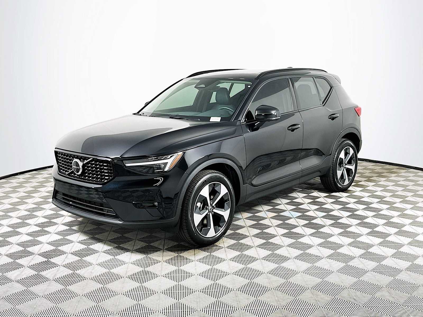 Used 2025 Volvo XC40 B5 Plus w/ Protection Package Premier image 3