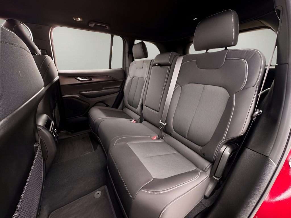 Used 2025 Jeep Grand Cherokee Laredo AWD/4WD image 18