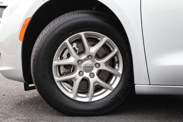 Used 2024 Chrysler Pacifica Touring-L FWD image 2