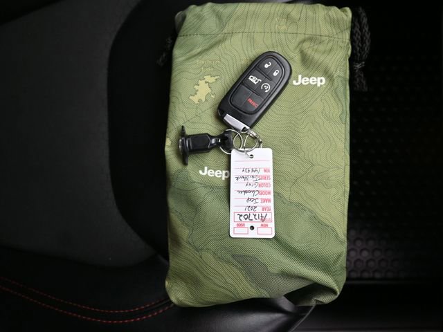Used 2021 Jeep Cherokee Trailhawk w/ Comfort & Convenience Group image 11