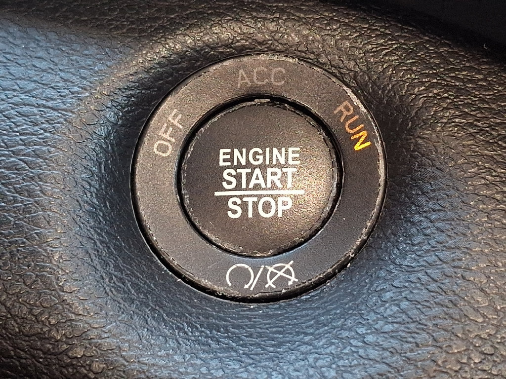 Used 2020 Jeep Cherokee Latitude Plus w/ Cold Weather Group AWD/4WD image 23