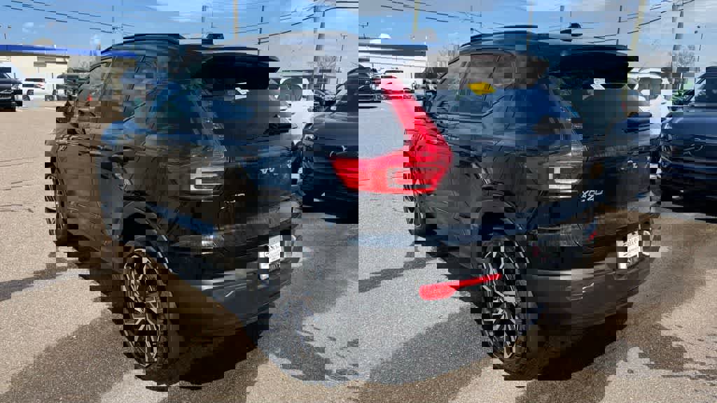 Used 2021 Volvo XC40 T5 R-Design w/ Climate Package image 7