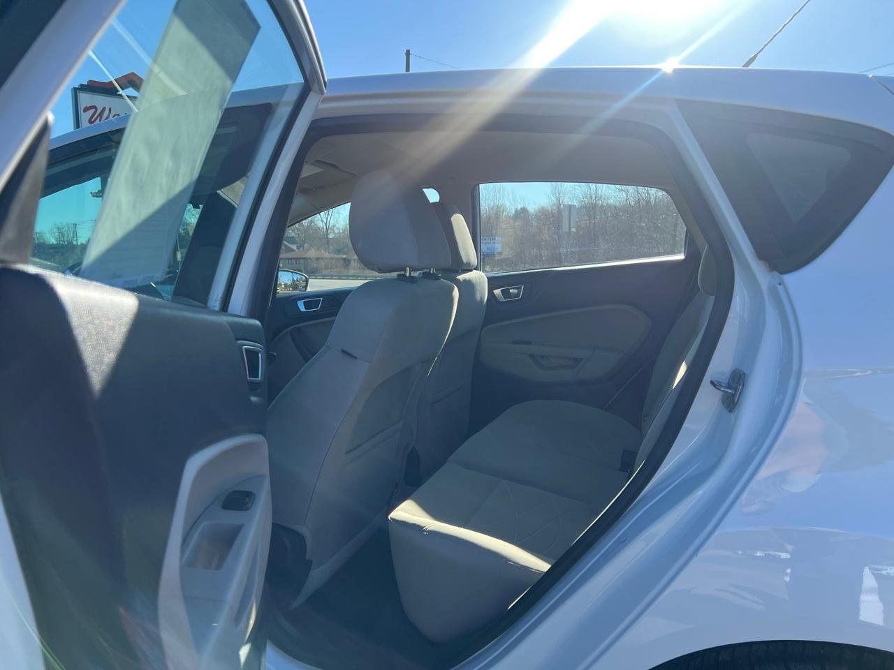Used 2015 Ford Fiesta SE FWD image 27