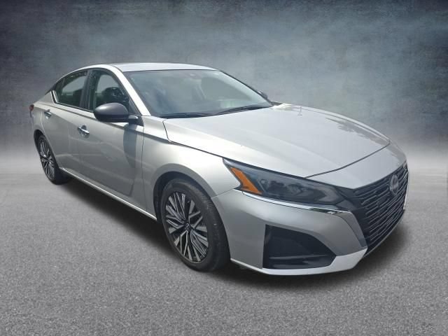 Used 2025 Nissan Altima 2.5 SV FWD image 2