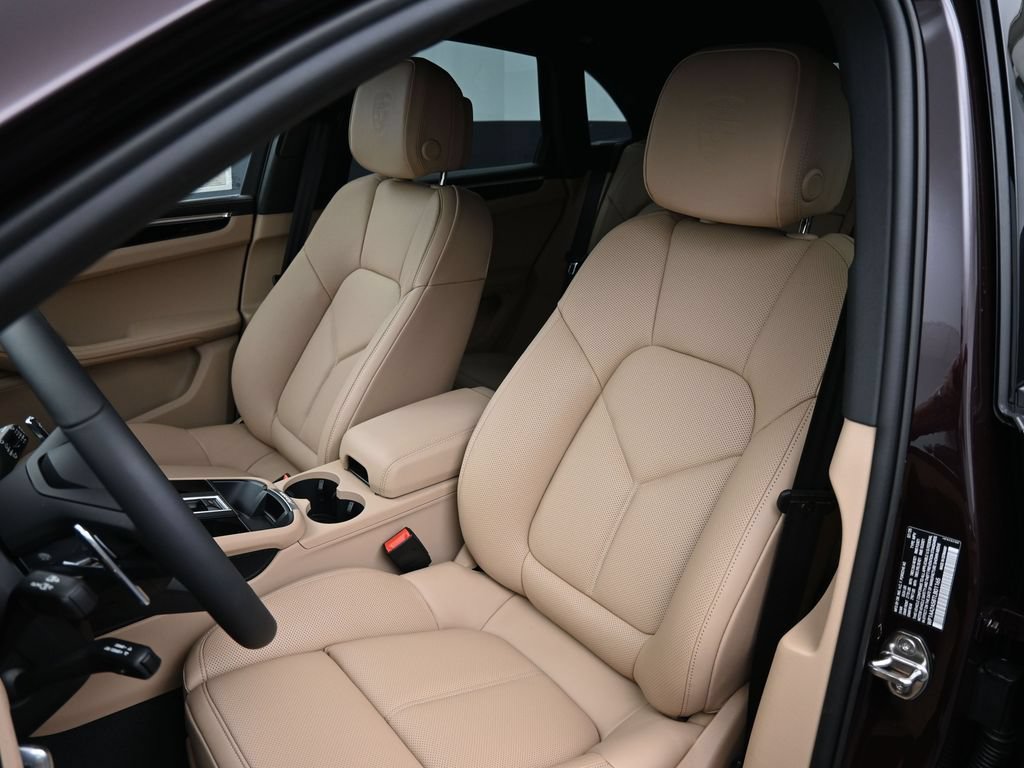 Certified 2026 Porsche Macan AWD/4WD image 5