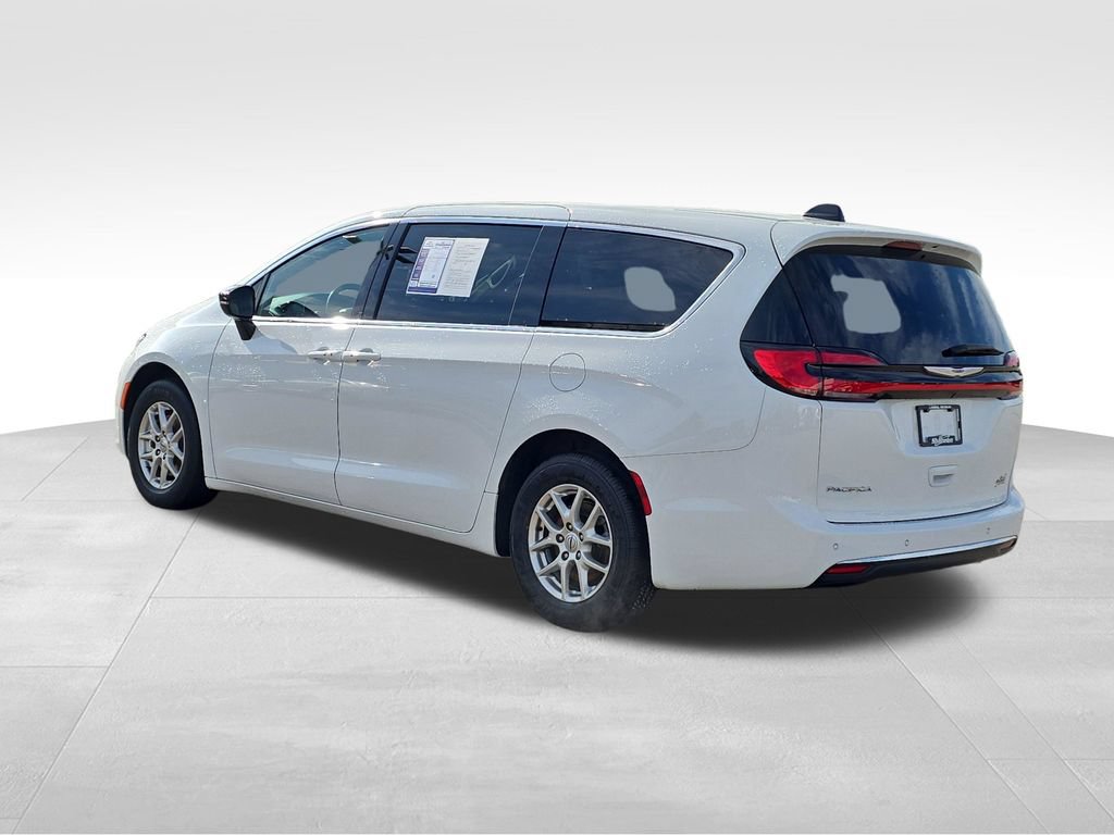 Used 2025 Chrysler Pacifica Select FWD image 4