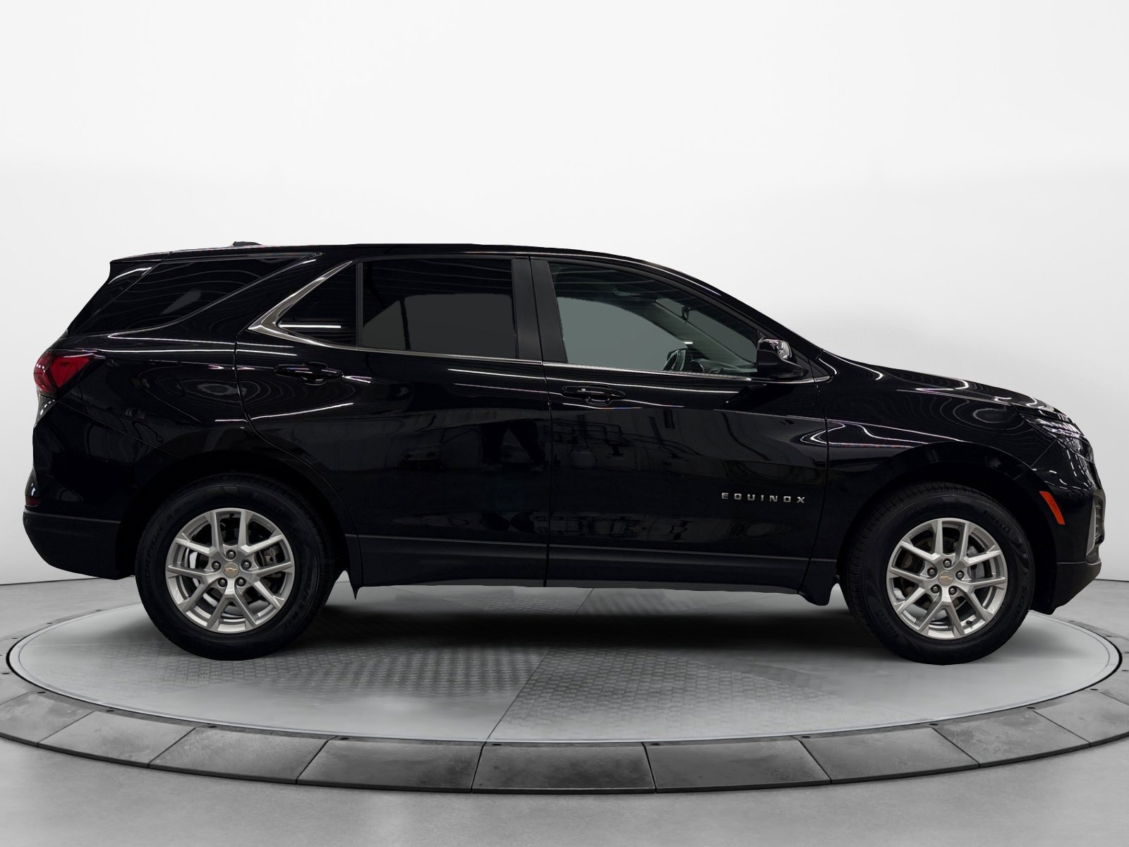 Used 2023 Chevrolet Equinox LT AWD/4WD image 2