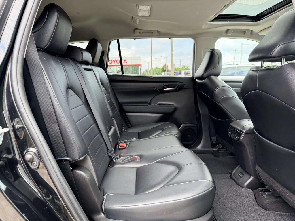Used 2023 Toyota Highlander XLE AWD/4WD image 14