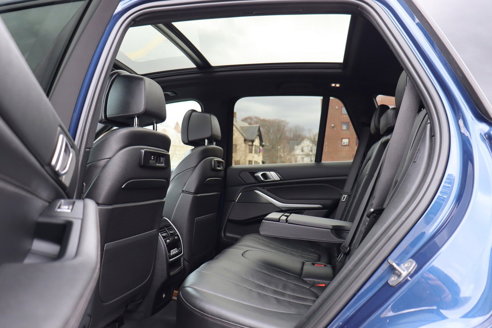 Used 2020 BMW X5 M50i w/ Premium Package image 15