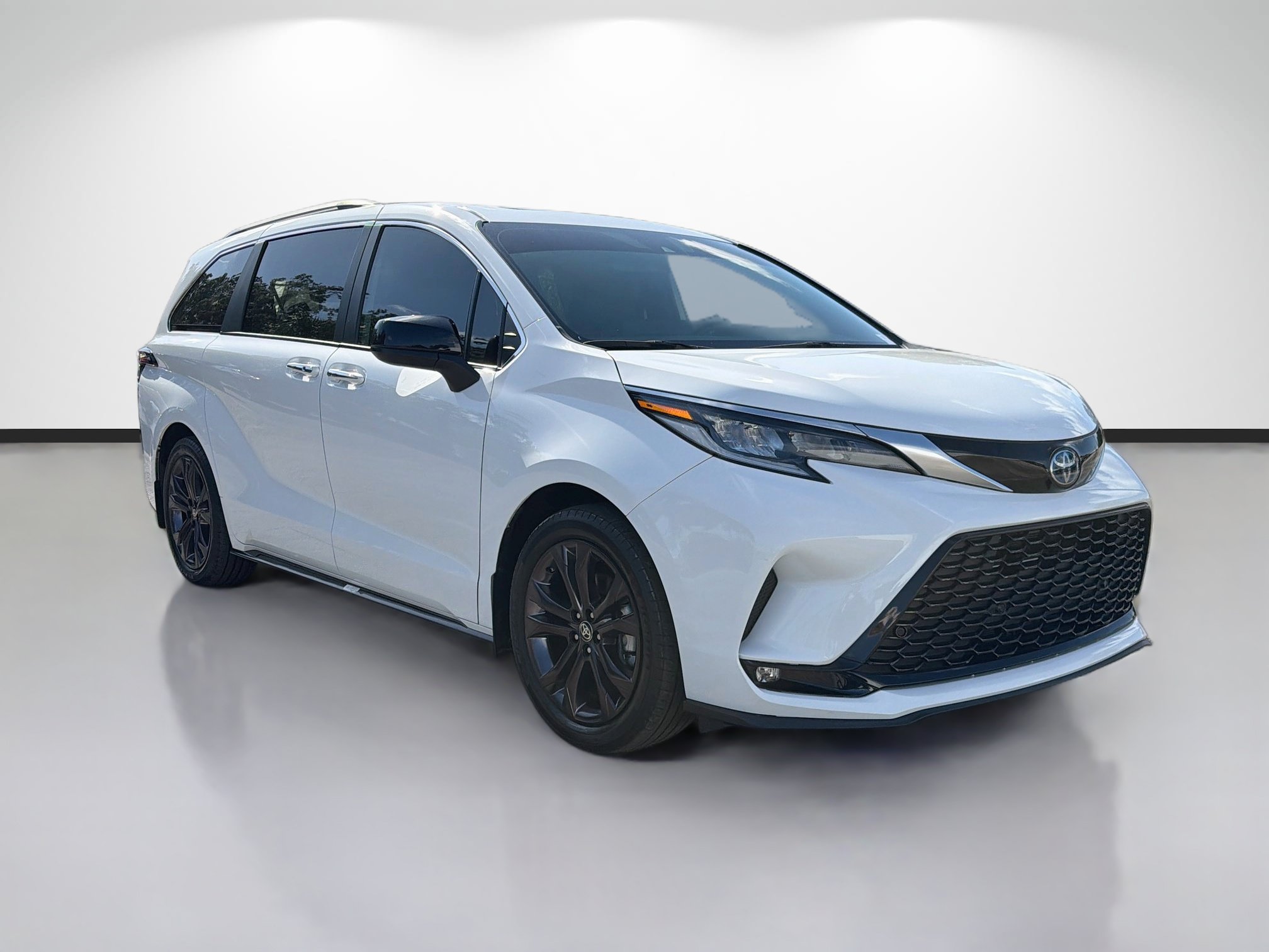 Used 2024 Toyota Sienna XSE w/ XSE Plus Package FWD image 7