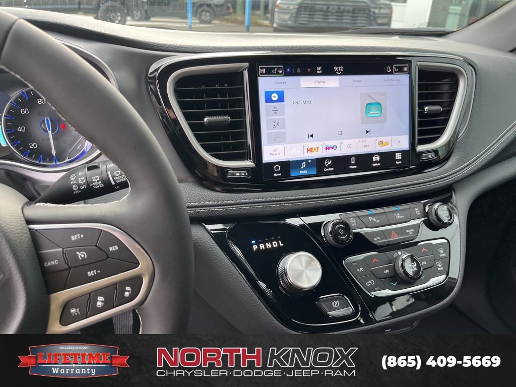 New 2026 Chrysler Pacifica Select image 9