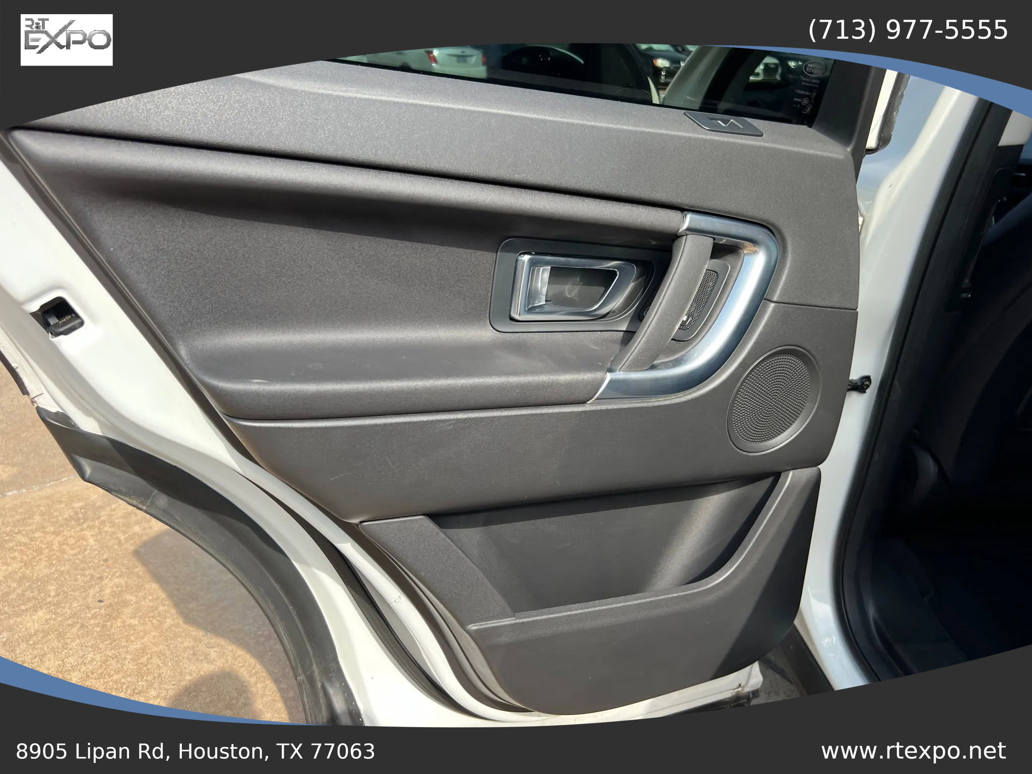 Used 2018 Land Rover Discovery Sport SE image 24