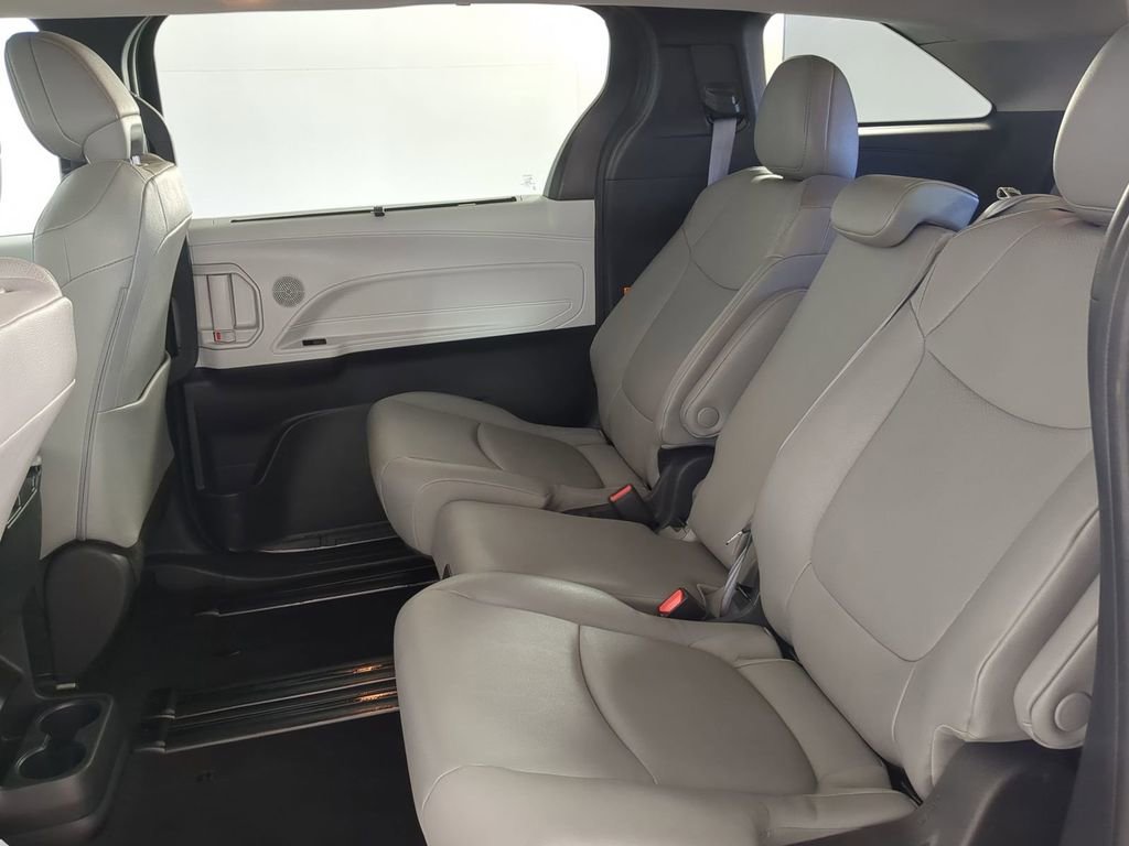 Used 2025 Toyota Sienna XLE image 16