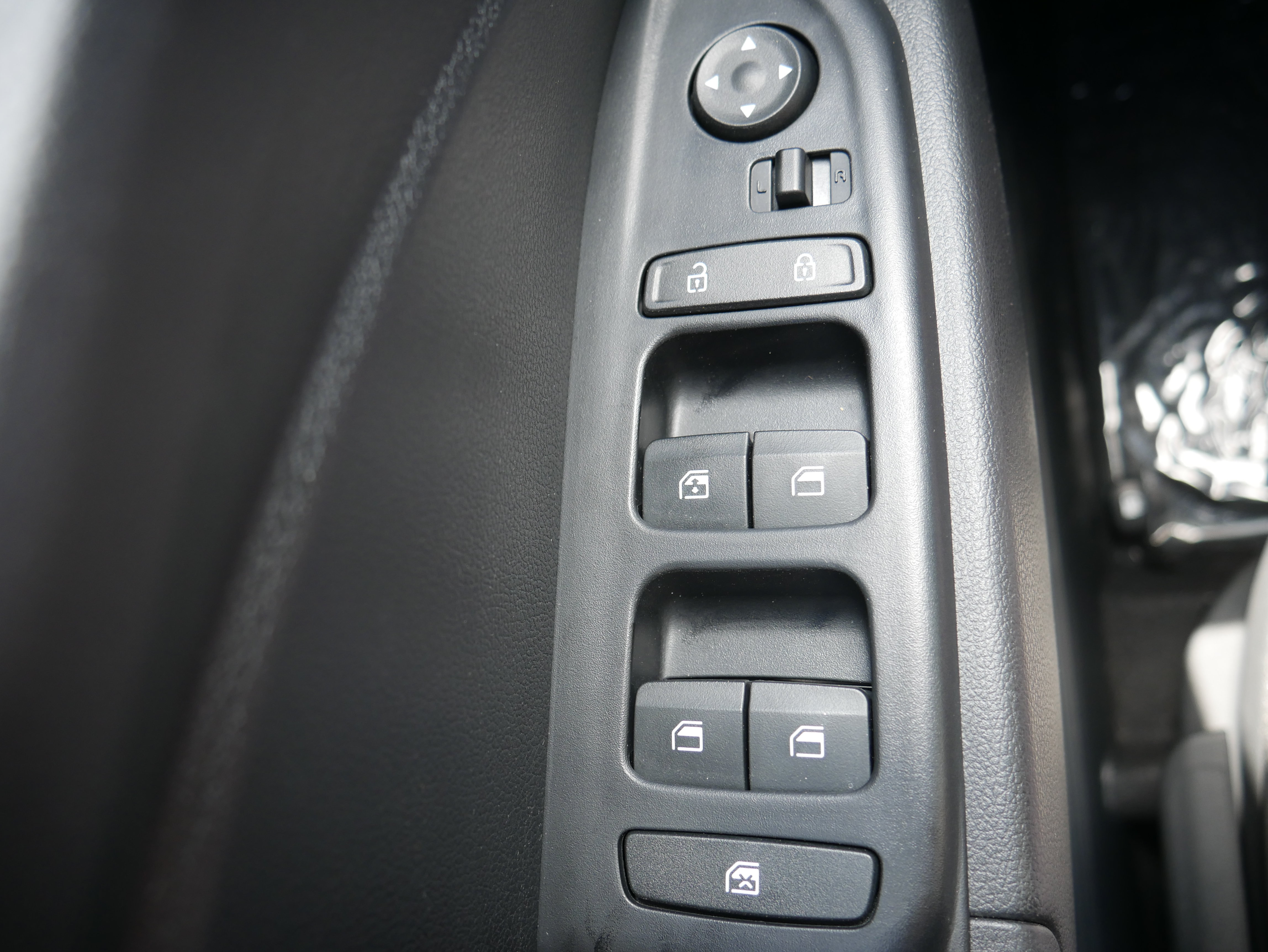 Used 2025 Hyundai Venue SEL FWD image 29