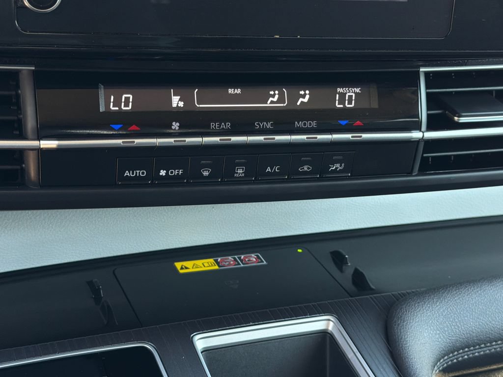 Used 2025 Toyota Sienna LE FWD image 29