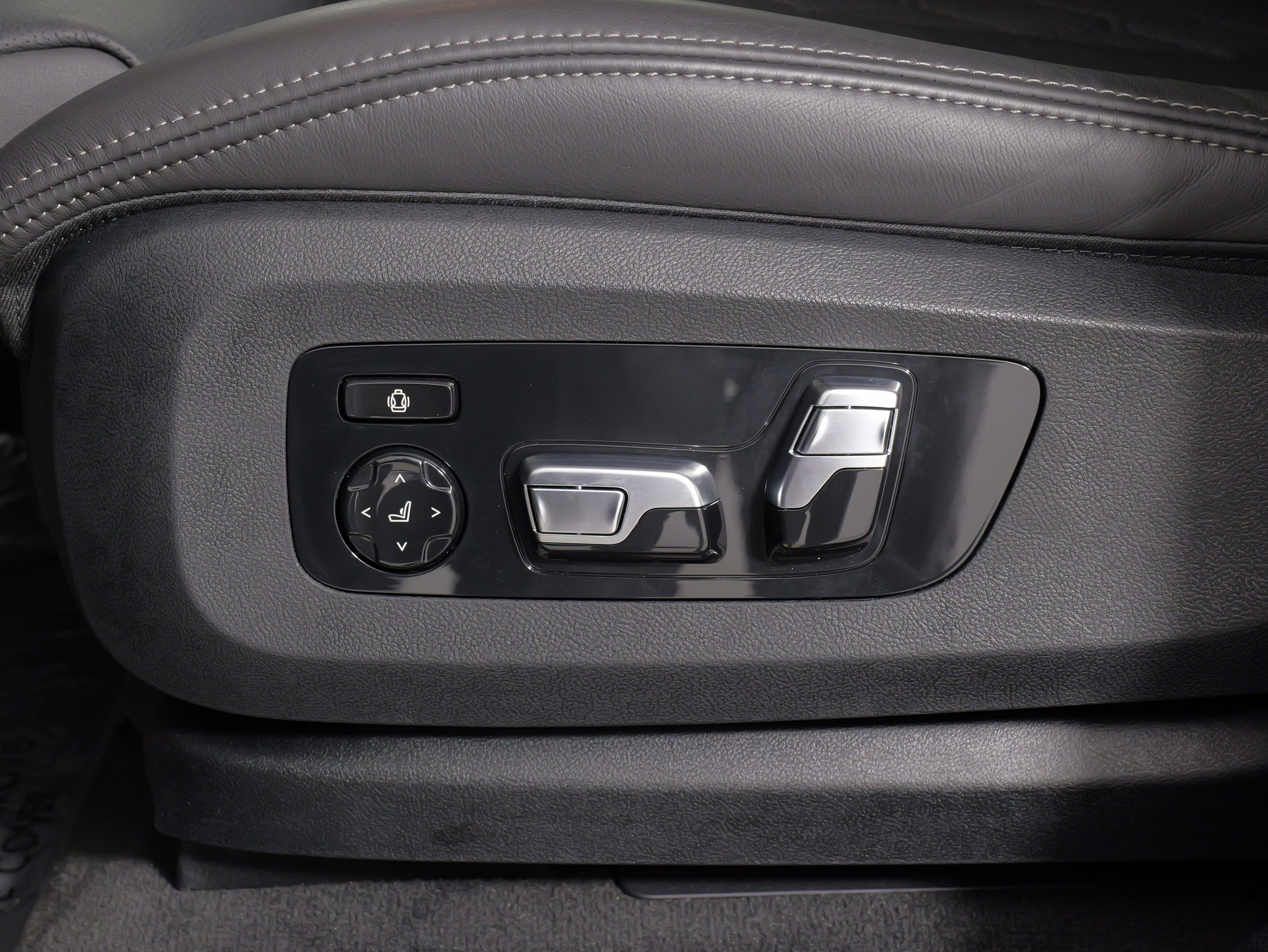 Used 2025 BMW X6 M60i AWD/4WD image 44