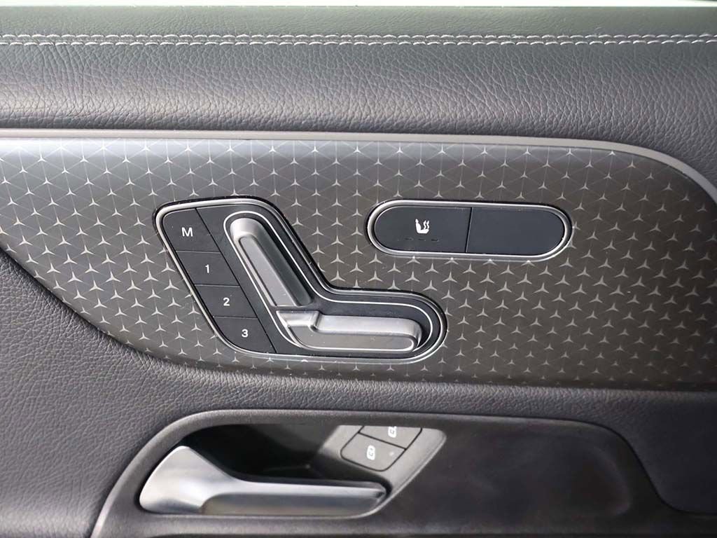 Used 2025 Mercedes-Benz GLB 250 4MATIC image 32