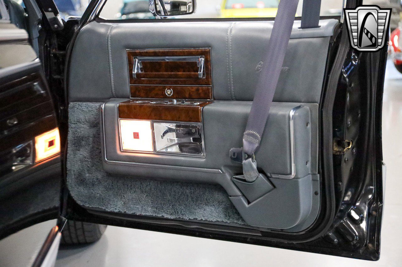 Used 1992 Cadillac Brougham image 25