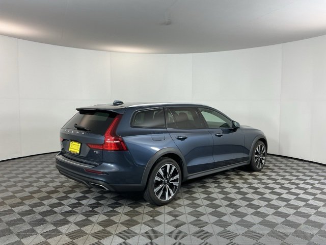 Used 2021 Volvo V60 T5 Cross Country image 5