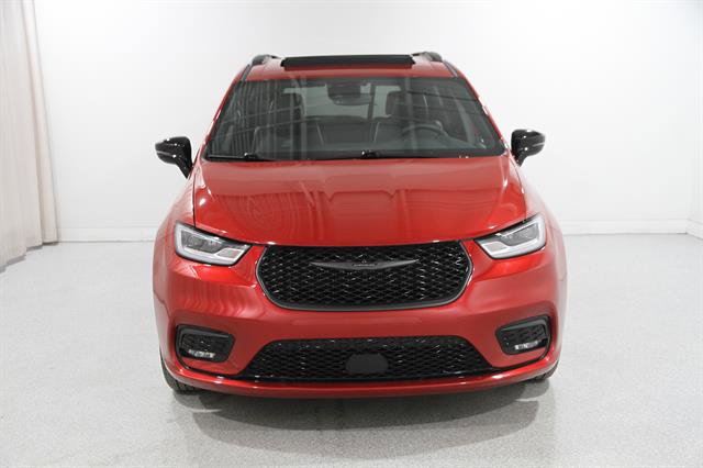Used 2025 Chrysler Pacifica Limited image 2
