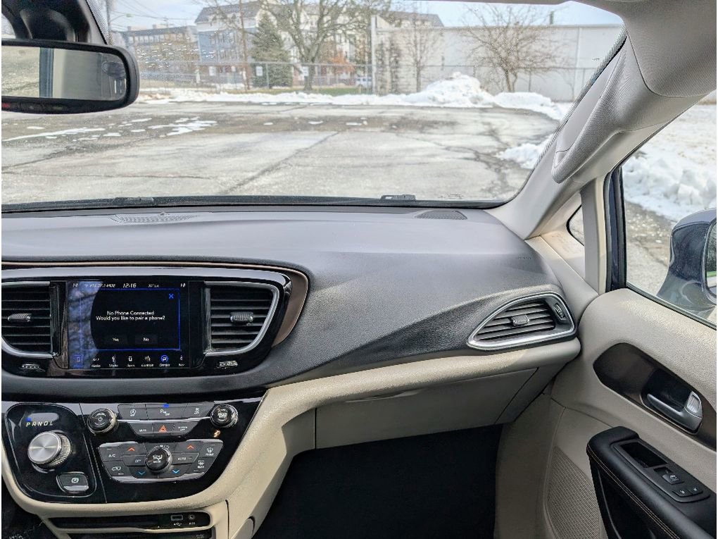 Used 2018 Chrysler Pacifica Touring-L Plus FWD image 31