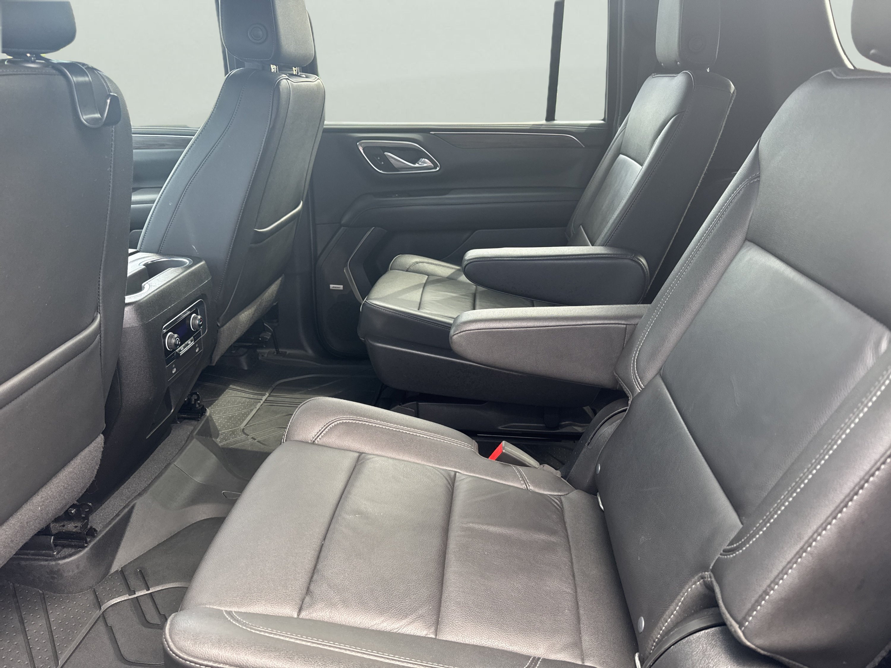 Used 2022 Chevrolet Suburban LT AWD/4WD image 17