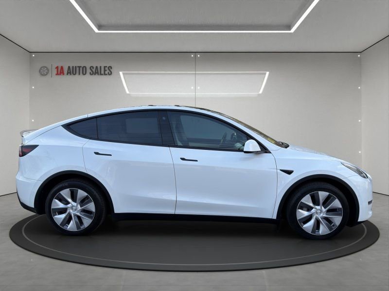 Used 2022 Tesla Model Y Long Range image 6