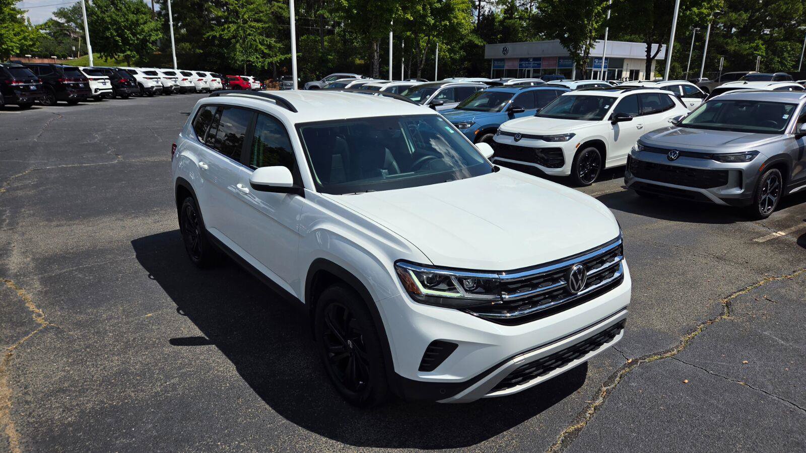 Certified 2023 Volkswagen Atlas SE w/ Black Wheel Package FWD image 6