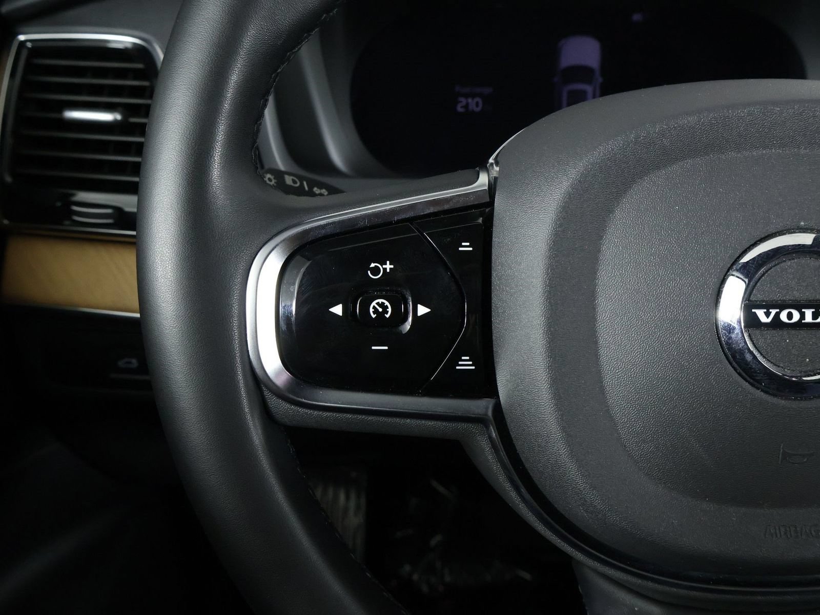 Certified 2024 Volvo XC90 T8 Plus w/ Protection Package Premier AWD/4WD image 10