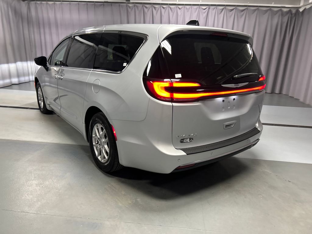 Used 2024 Chrysler Pacifica Touring-L FWD image 5