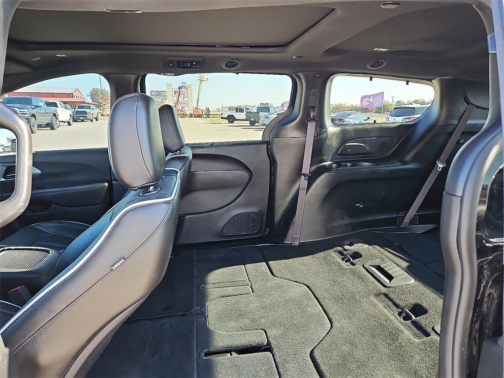 Used 2024 Chrysler Pacifica Limited w/ S Appearance Package image 17