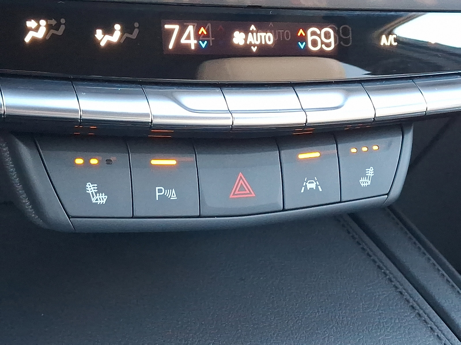 Used 2024 Cadillac XT4 Luxury w/ Cold Weather Package image 25