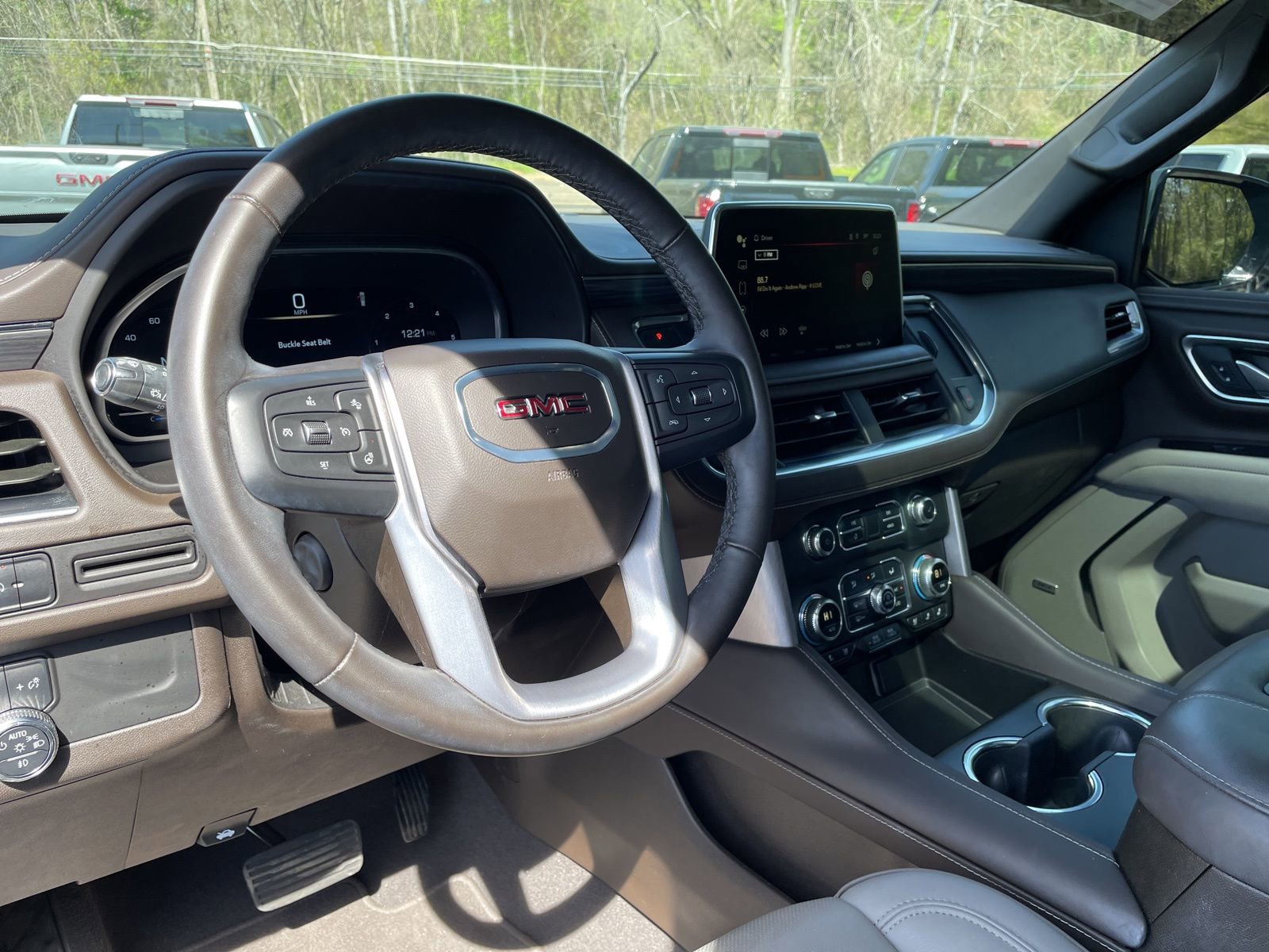 Used 2024 GMC Yukon SLT w/ SLT Luxury Package image 23