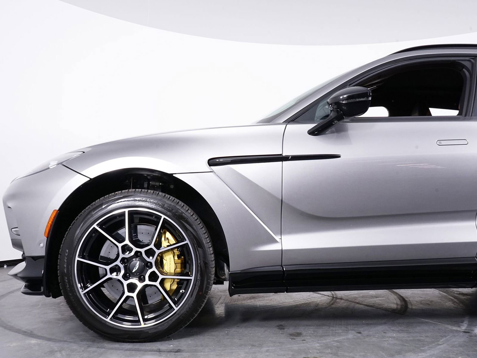 New 2026 Aston Martin DBX 707 image 9