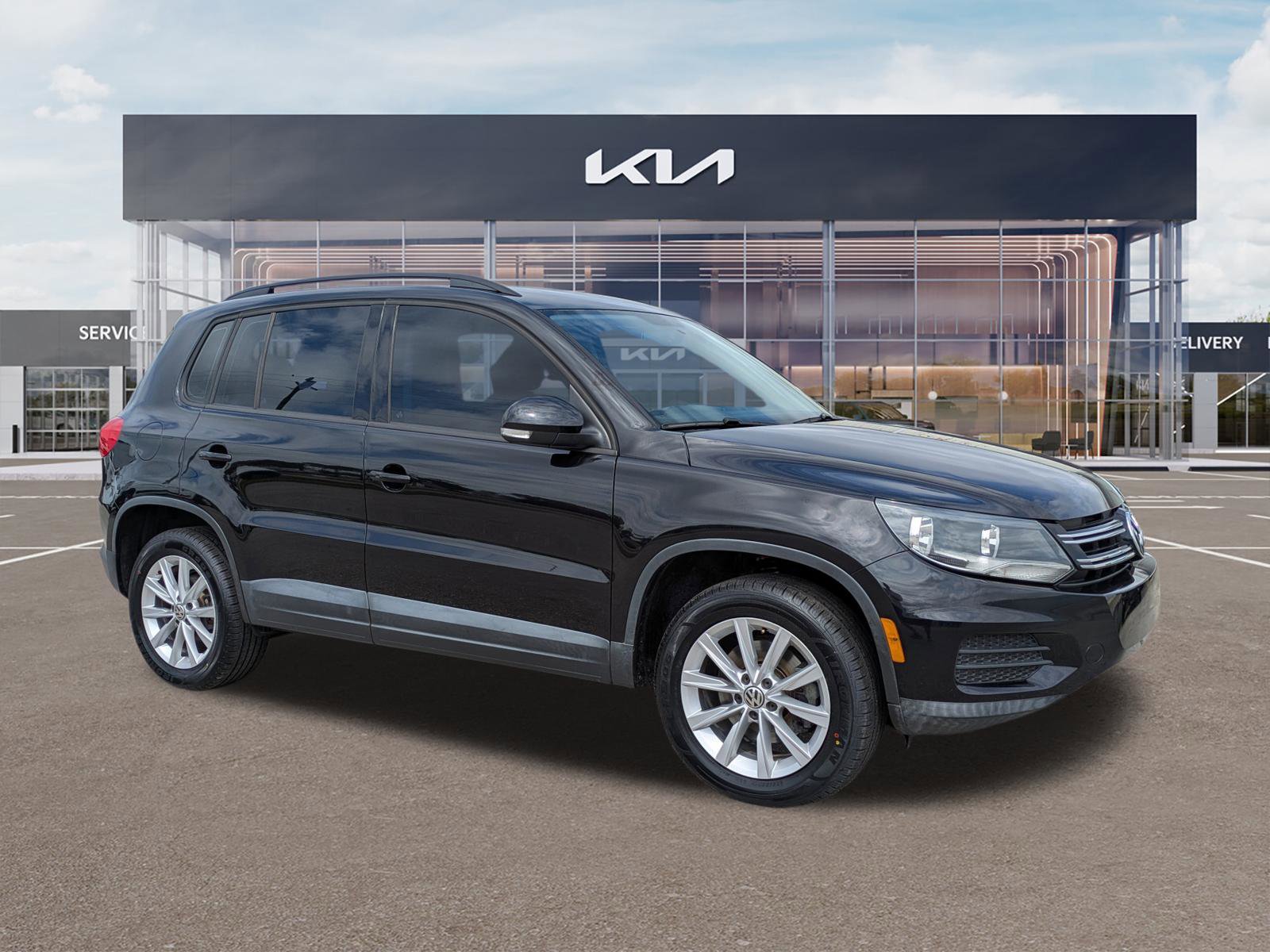Used 2017 Volkswagen Tiguan S image 2