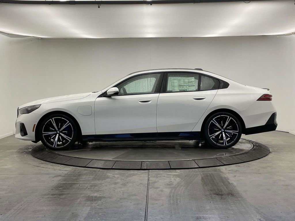 New 2026 BMW 550e xDrive w/ Executive Package AWD/4WD image 2