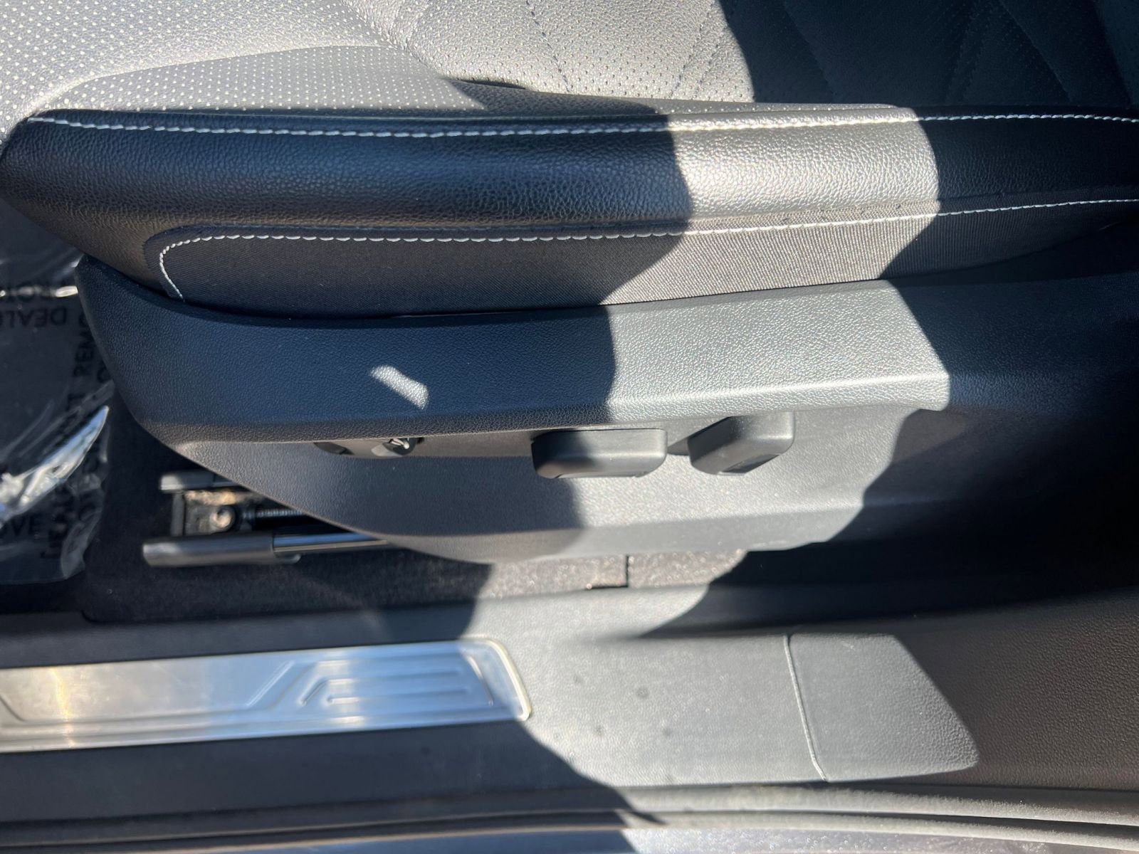 Used 2025 Volkswagen Atlas SE AWD/4WD image 24