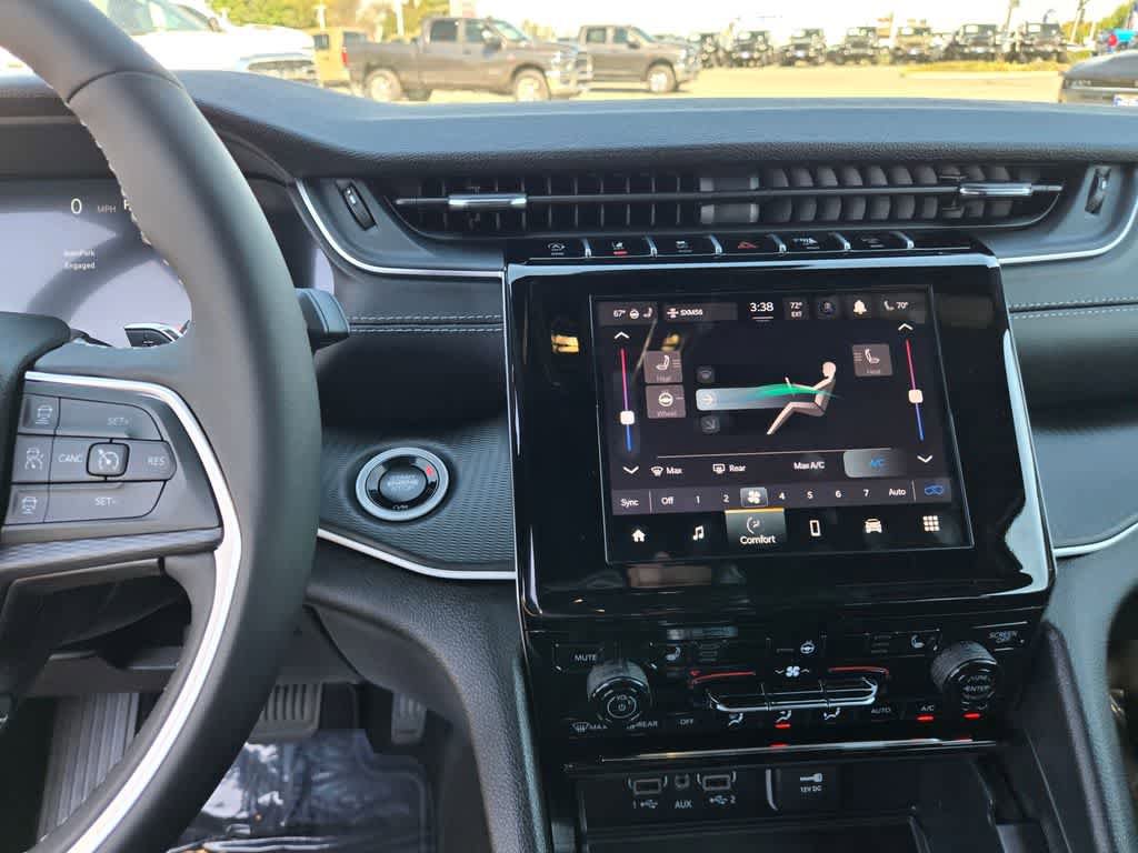 New 2025 Jeep Grand Cherokee Altitude image 13