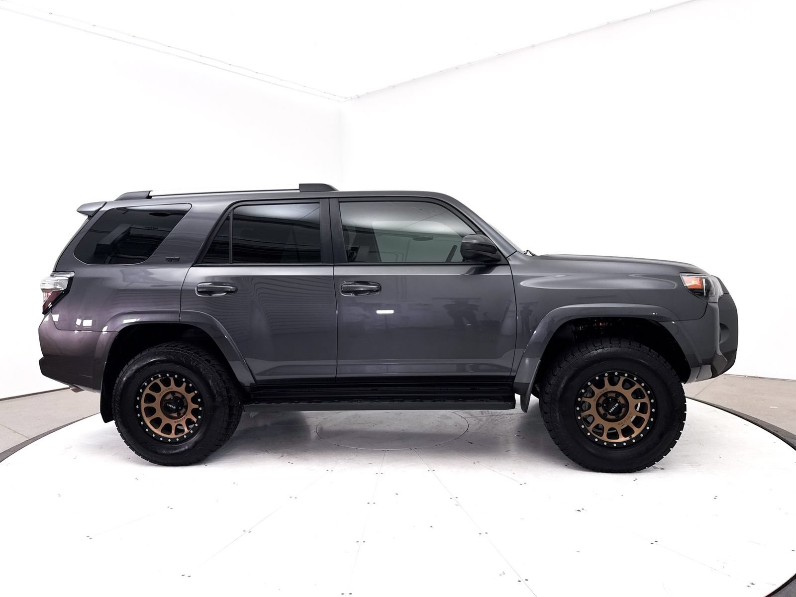 Used 2020 Toyota 4Runner SR5 AWD/4WD image 35