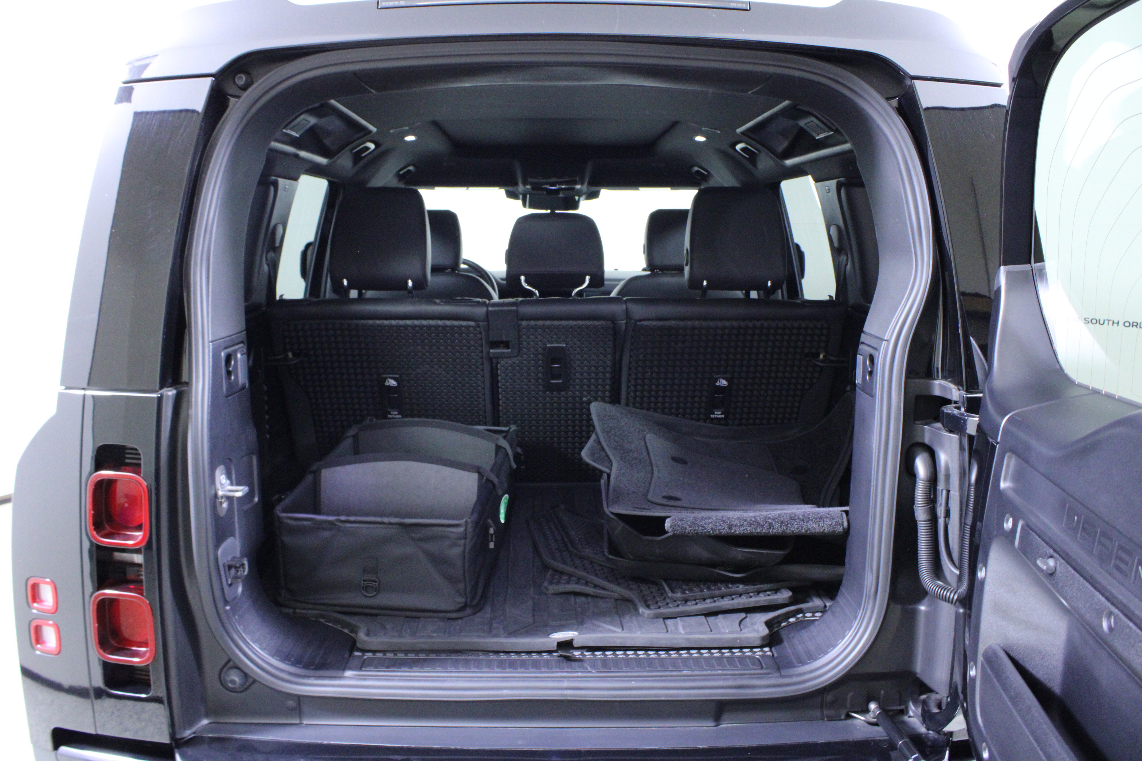 Used 2024 Land Rover Defender 110 S image 9