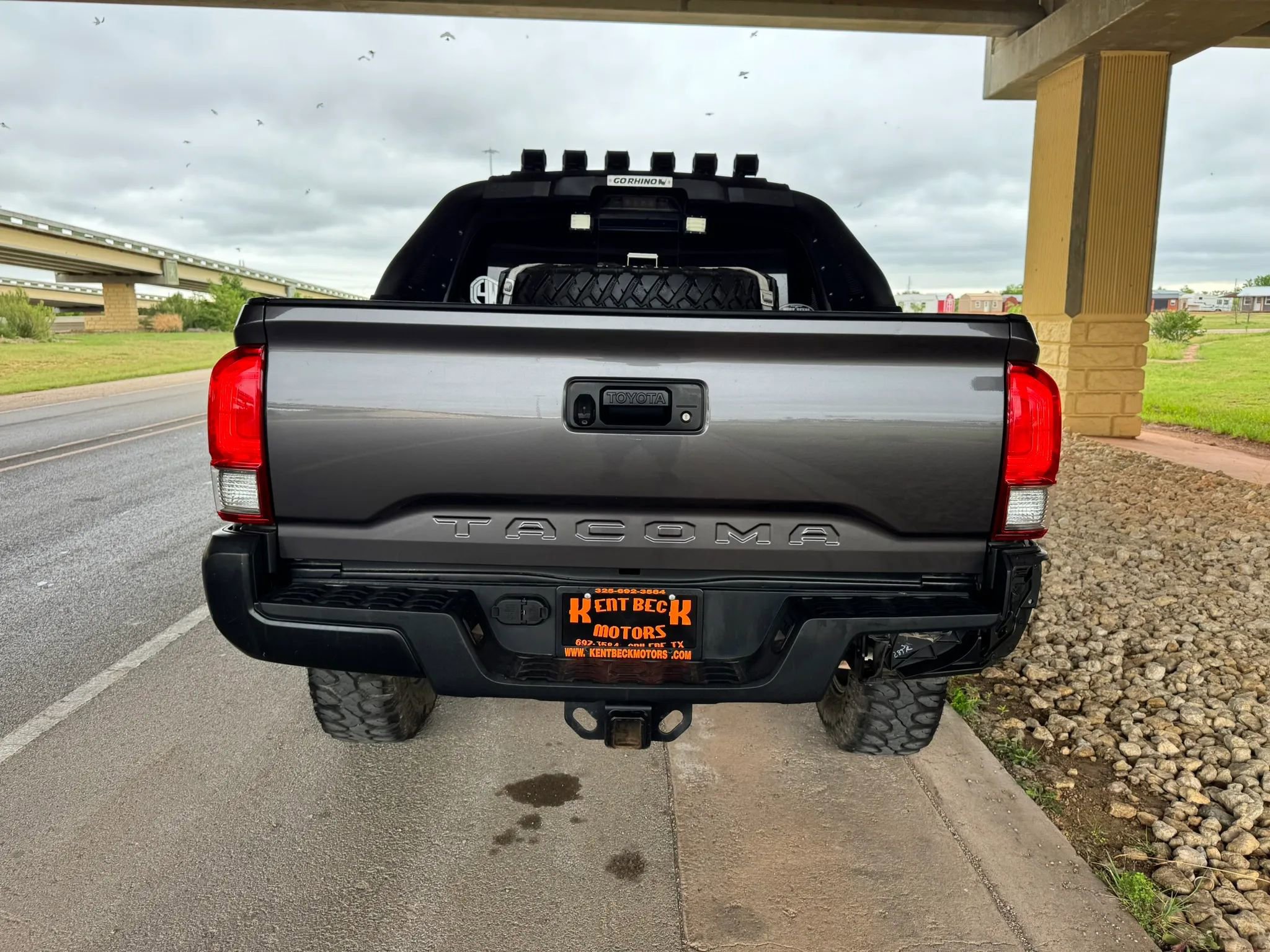 Used 2017 Toyota Tacoma TRD Off-Road w/ Tow Package (A/T) image 4