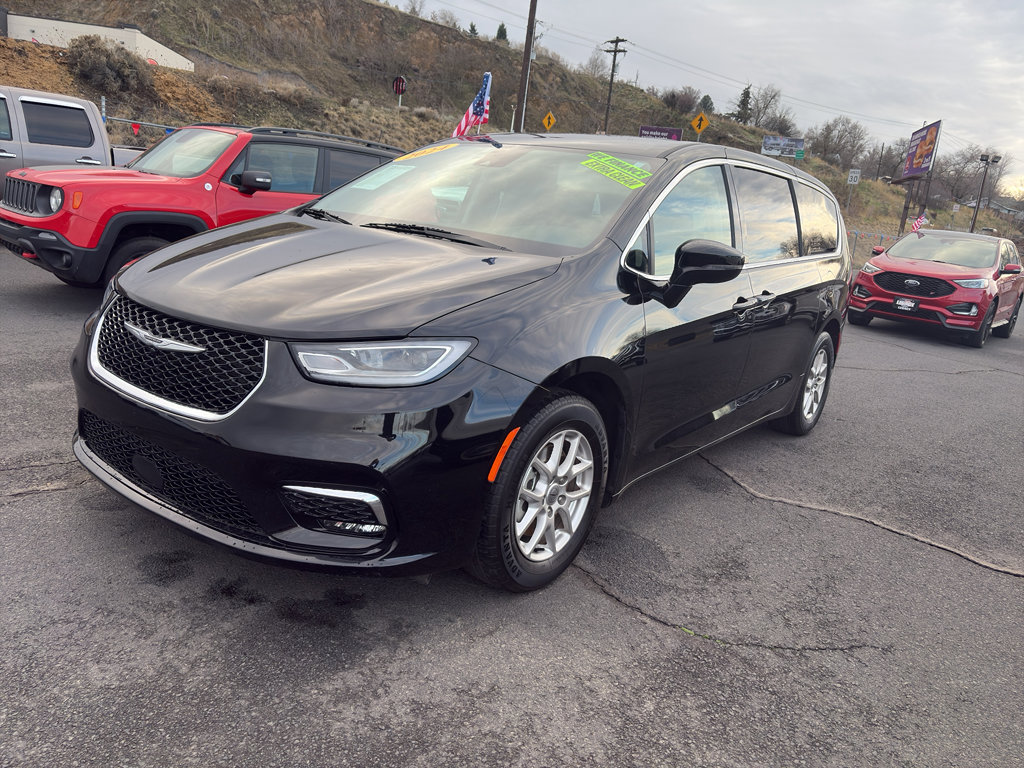 Used 2024 Chrysler Pacifica Touring-L FWD image 1