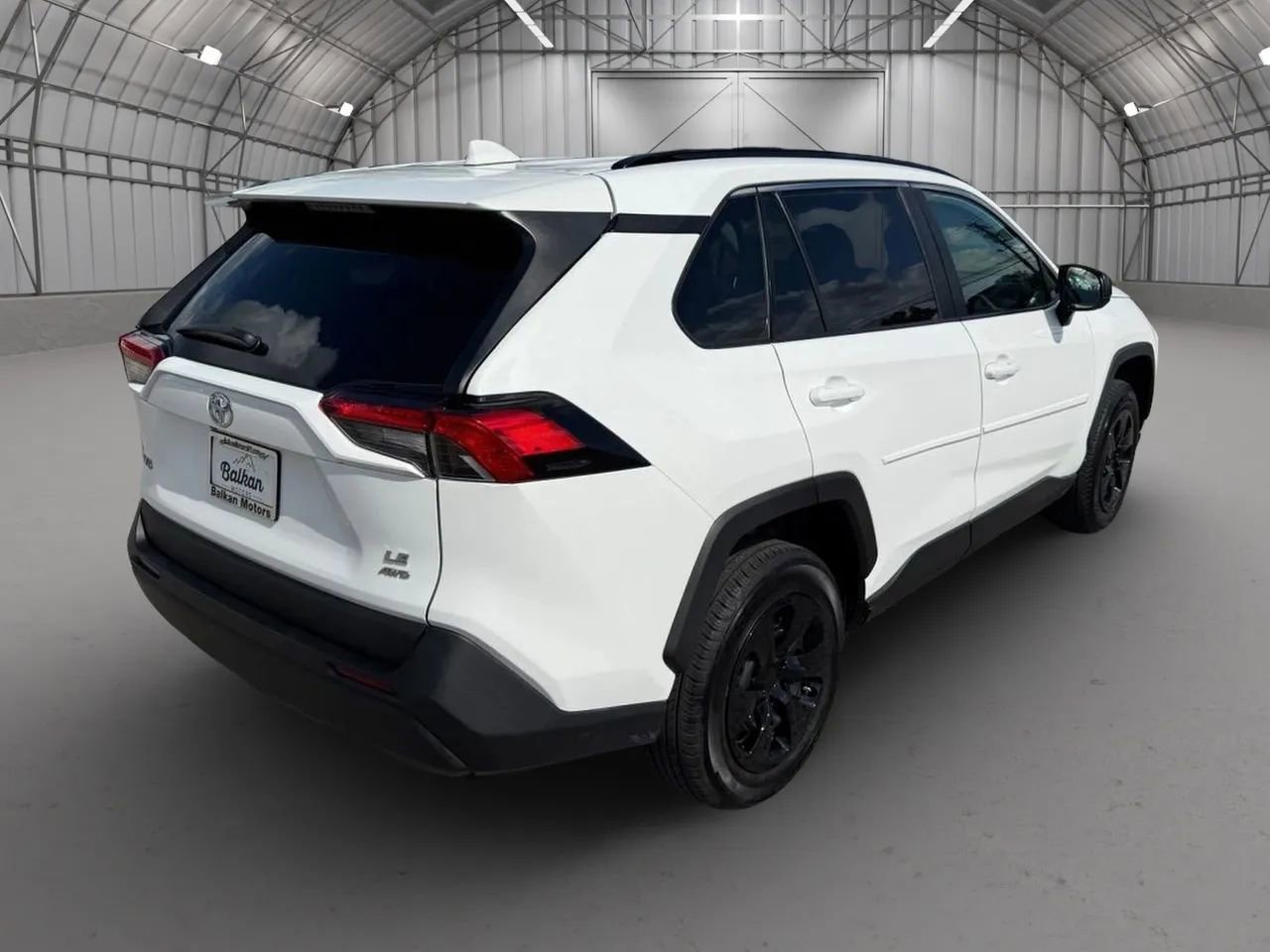 Used 2021 Toyota RAV4 LE image 4