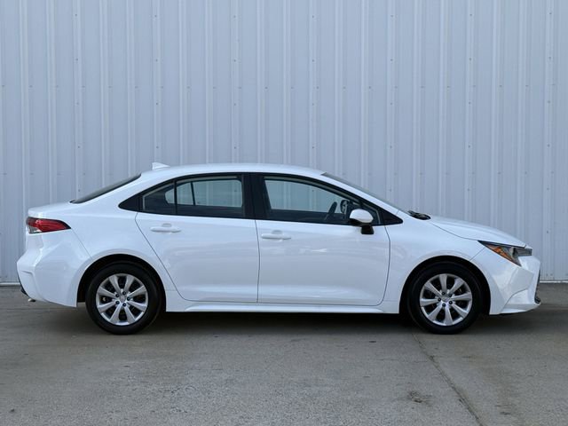 Used 2025 Toyota Corolla LE image 3