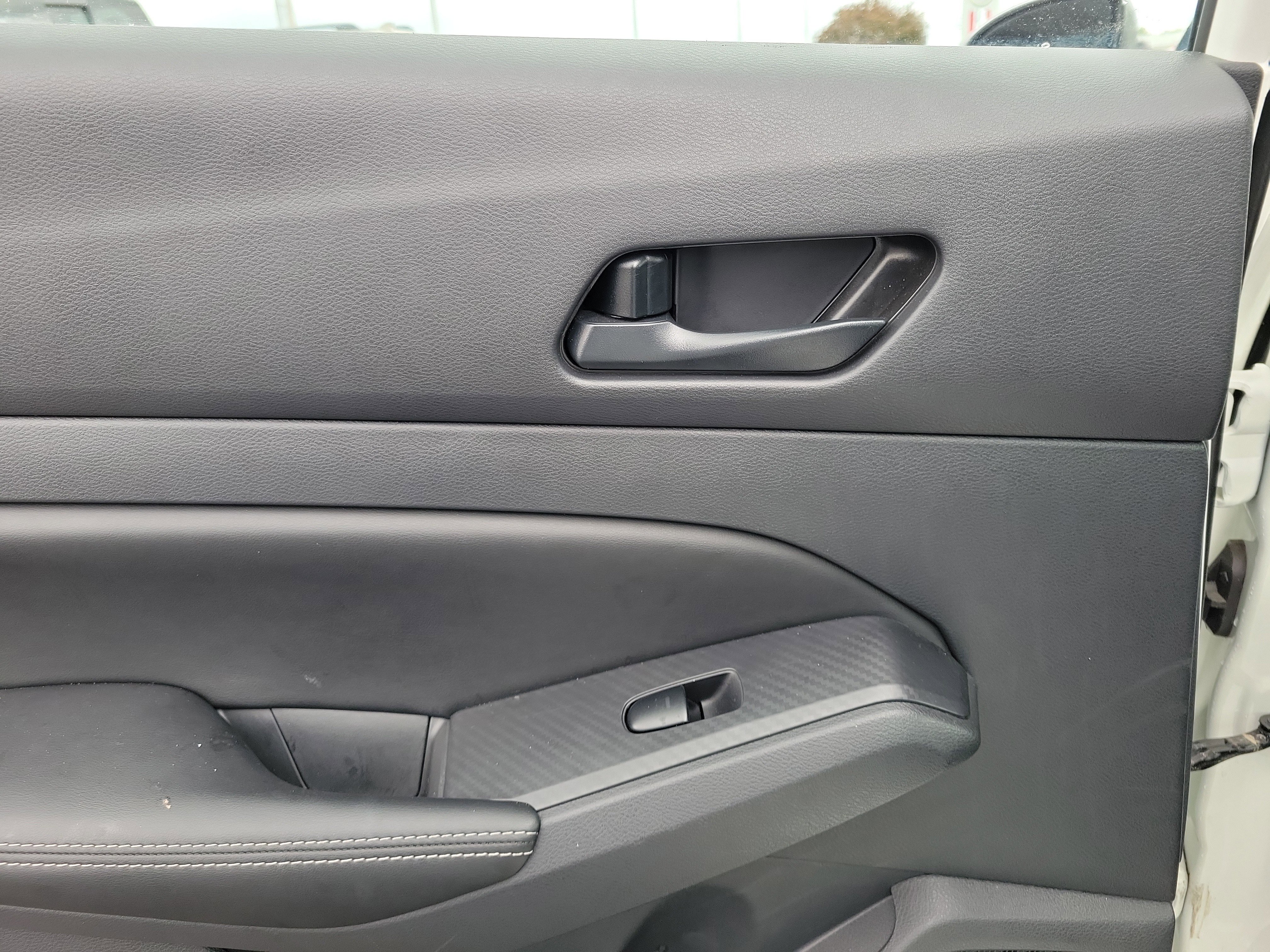 Used 2025 Nissan Altima 2.5 SV FWD image 12