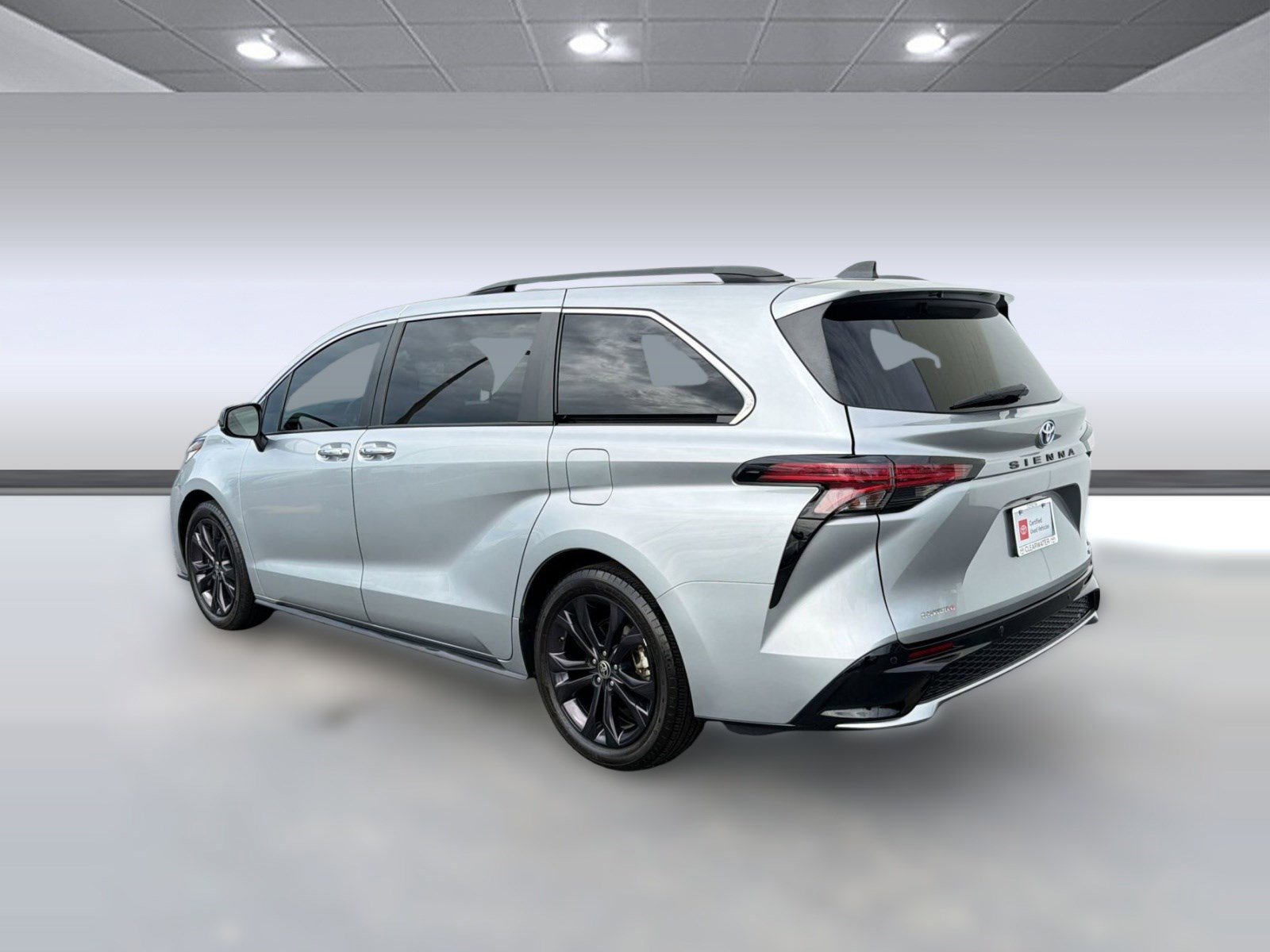 Used 2022 Toyota Sienna XSE FWD image 3