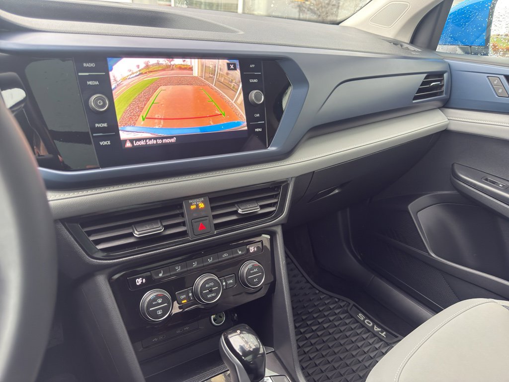 Used 2024 Volkswagen Taos SE w/ Panoramic Sunroof Package image 12